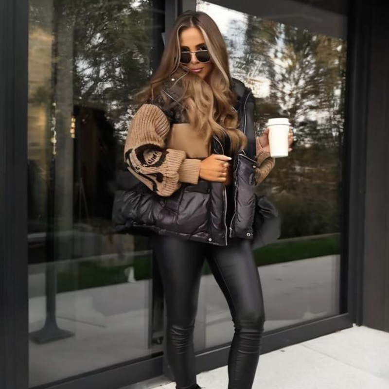 Naisten tilkkutäkkihenkinen neulehihainen hupullinen toppatakki